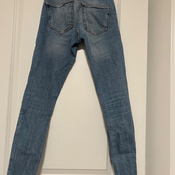 Zara mid-rise medium wash jeans - Picture 2 of 2